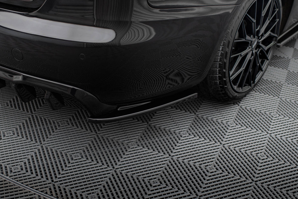 Bakre sideflaps V.2 til Audi A4 B8 fra Maxton Design, sett forfra i sort finish