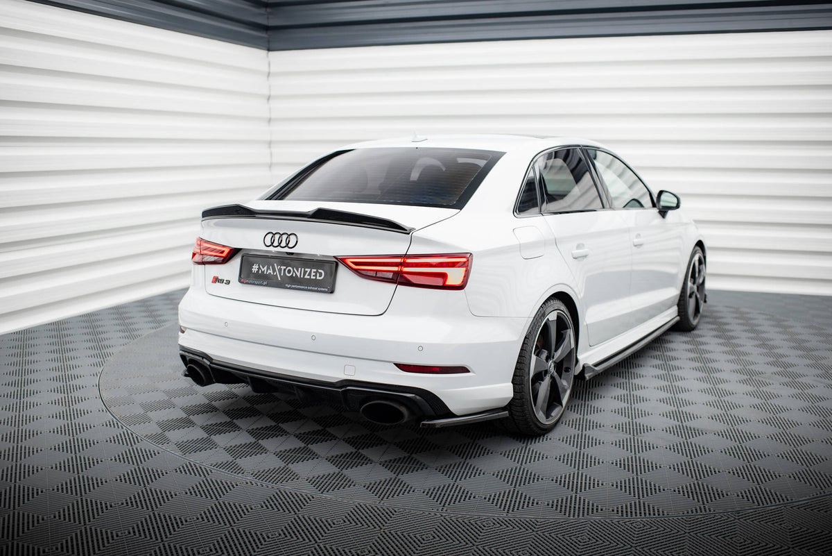 Nærbilde av bakre sidesplitter V.2 for Audi RS3 8V Facelift, overflatedetalj