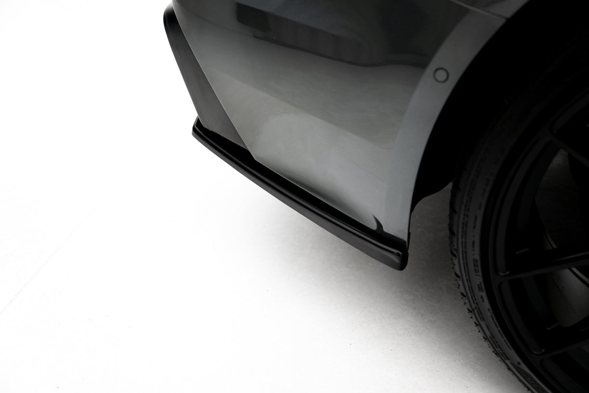 Nærbilde av sidesplitter bak i Gloss Black for Audi RS6 C8