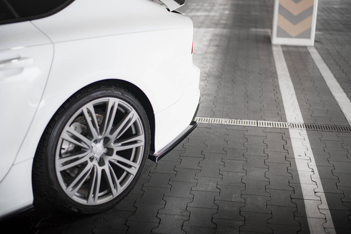 Nærbilde av sideflap bak montert på Audi RS7 C7 ved bakre hjulbue