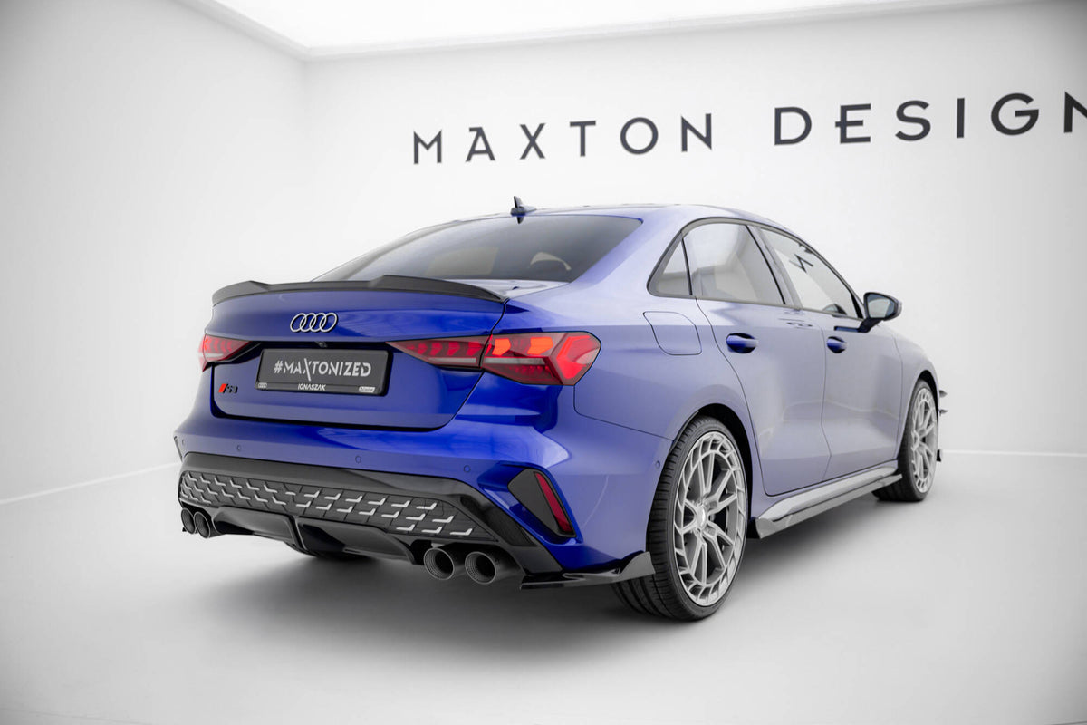Audi S3 Sedan 8Y Facelift med V.2 sideflaps bak sett fra skrått bakfra som fremhever aerodynamisk design
