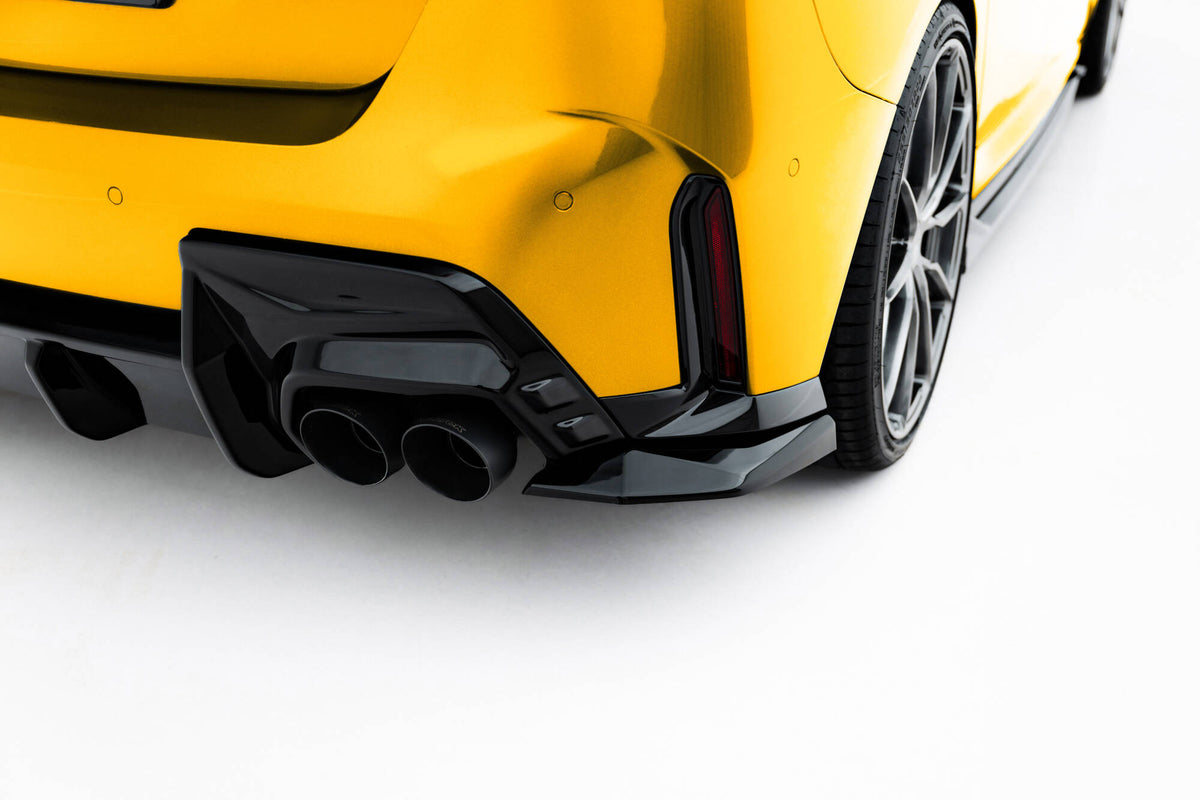 Sideflaps bak i ABS-plast for BMW 1 M-Pakke F70 RS V.2 fra Maxton Design, montert på bakfangeren