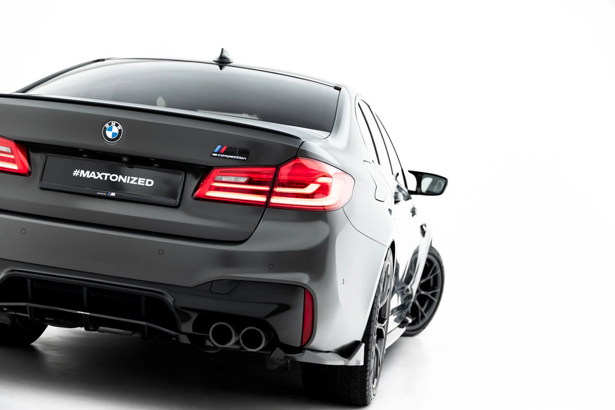 Sidesplittere Bak BMW M5 F90 i blank sort ABS montert på bakfangeren
