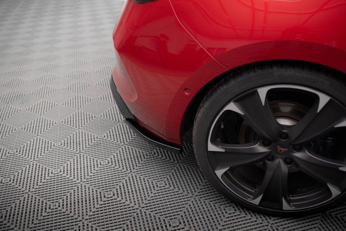 Sideflaps bak V.2 for Cupra Leon Hatchback sett ovenfra med strukturert overflate