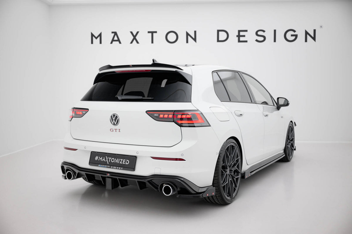 Sideflaps bak V.2 for VW Golf 8 GTI / GTE sett skrått bakfra