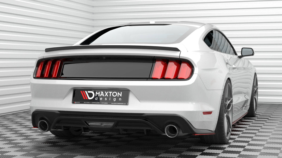 Sideflap bak i blank svart ABS-plast for Ford Mustang GT, nærbilde av overflaten