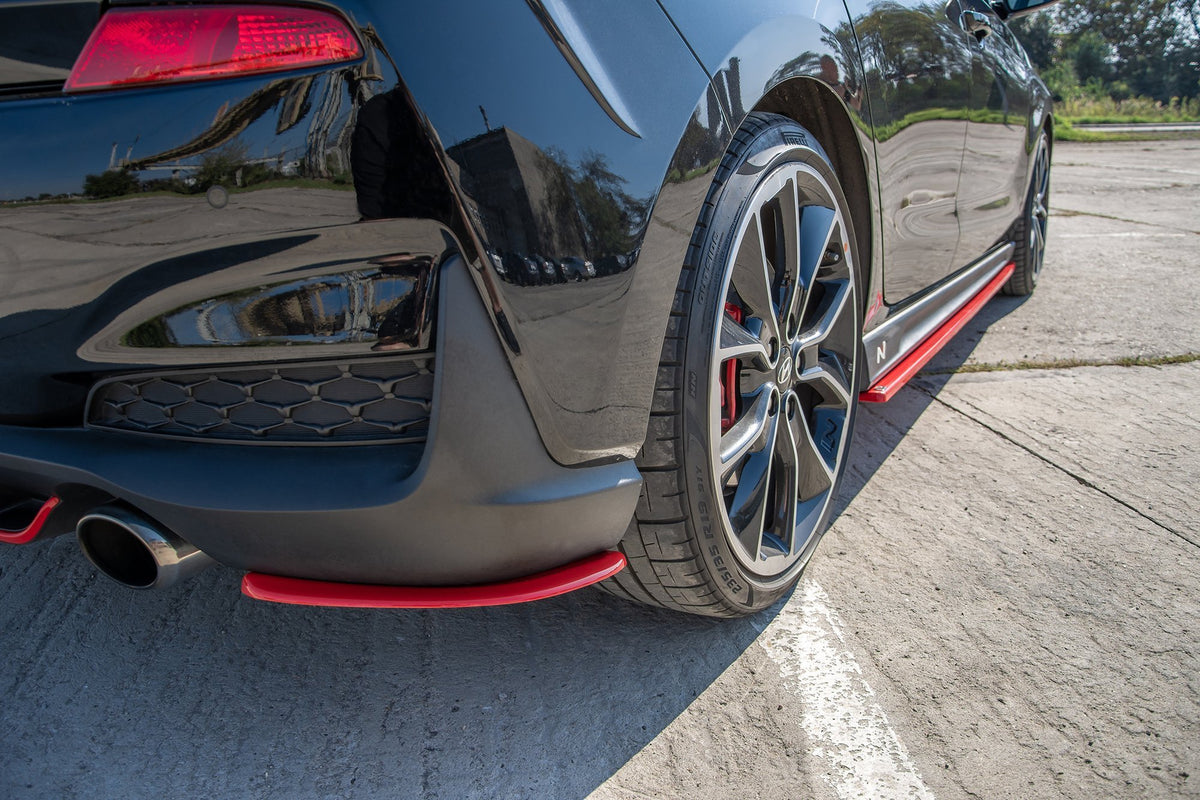 Bakre sideflaps V.2 i rød til Hyundai i30 N Mk3 Hatchback, skrå vinkel forfra
