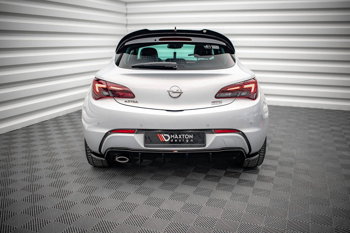 Sideflaps bak montert på Opel Astra GTC OPC-Line J, nærbilde av høyre side