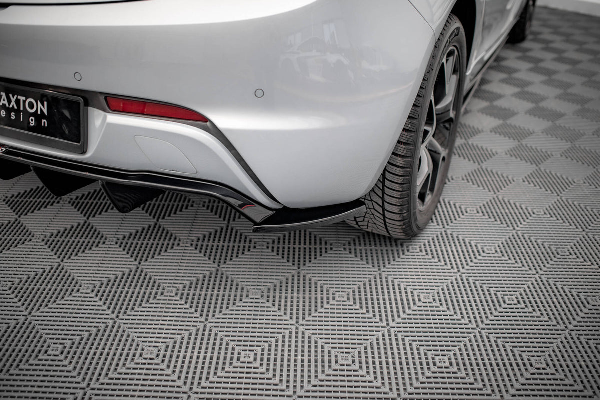 Bakre sideflaps V.2 til Opel Astra GTC OPC-Line J, vist fra skrå vinkel bakfra