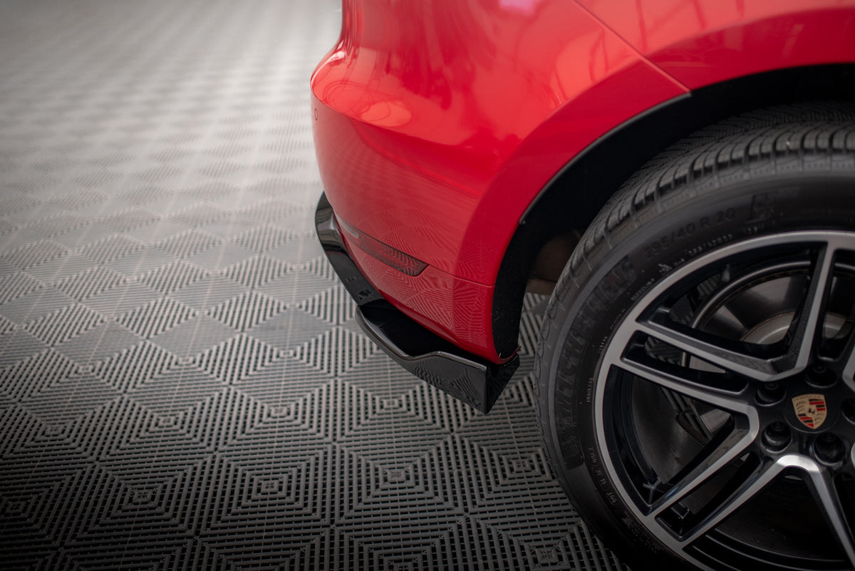 Nærbilde av bakre sideflaps V.2 i UV-bestandig ABS-plast for Porsche Macan Sport Design Mk1 Facelift