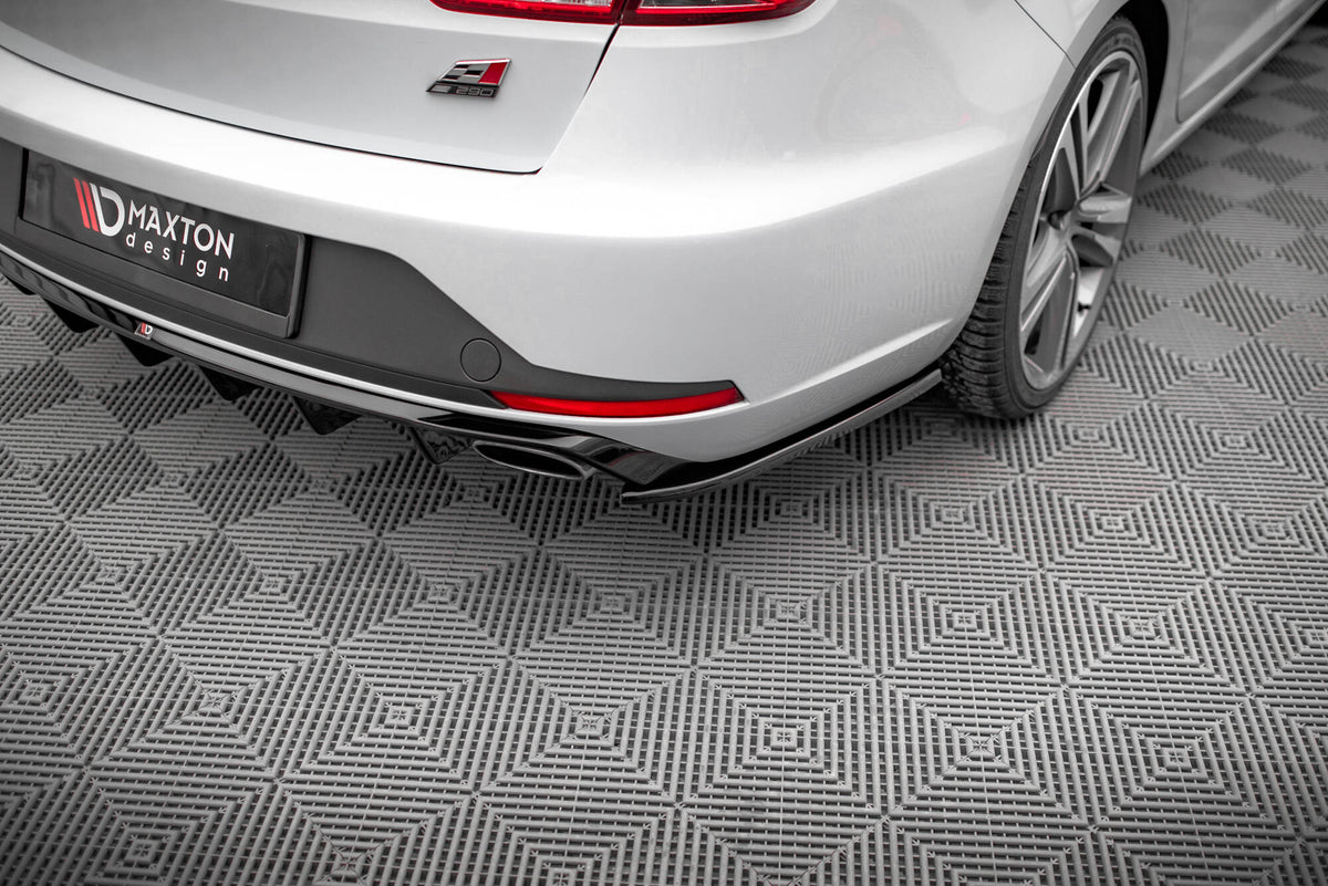 Bakre side splitters fra Maxton montert på Seat Leon Cupra ST Mk3