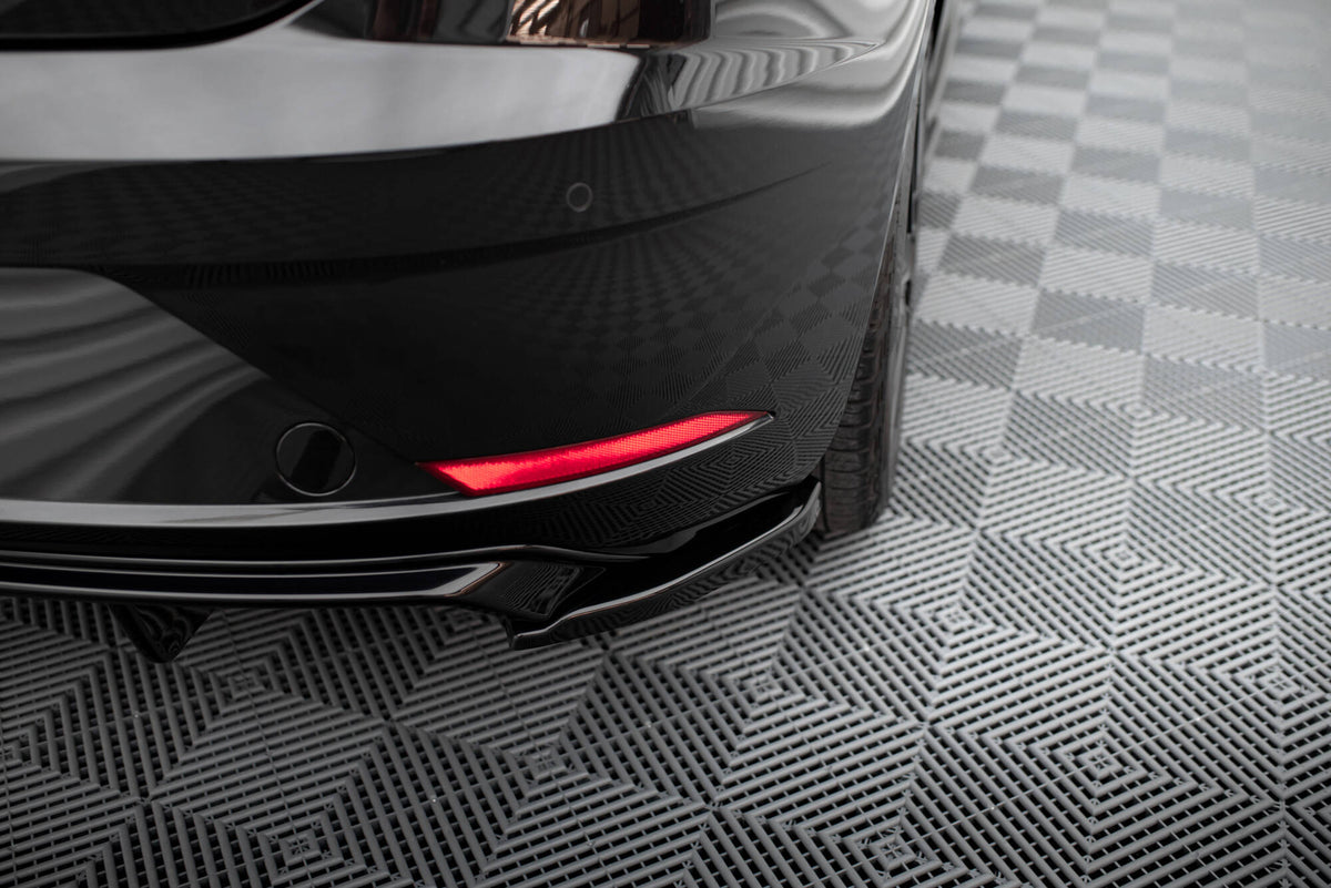 Sideflaps bak V.2 til Seat Leon MK3 Facelift sett i skrå vinkel forfra