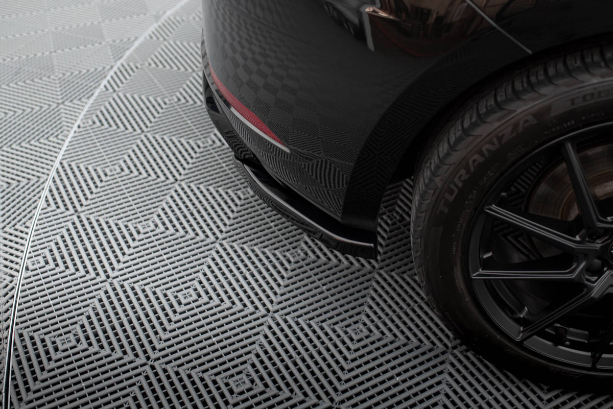 Maxton Design sideflaps bak montert på Seat Leon MK3 Facelift sett bakfra
