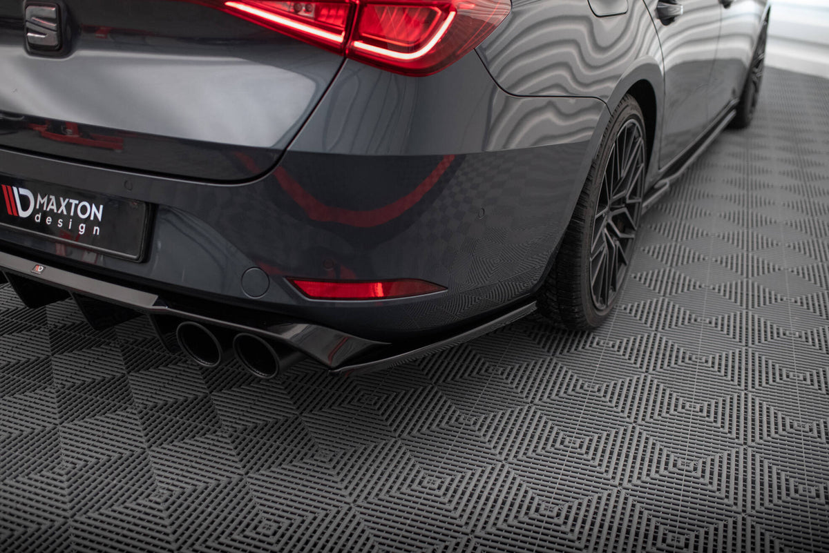 Bakre sideflaps V.2 for Seat Leon ST FR Mk4 i strukturert svart sett forfra
