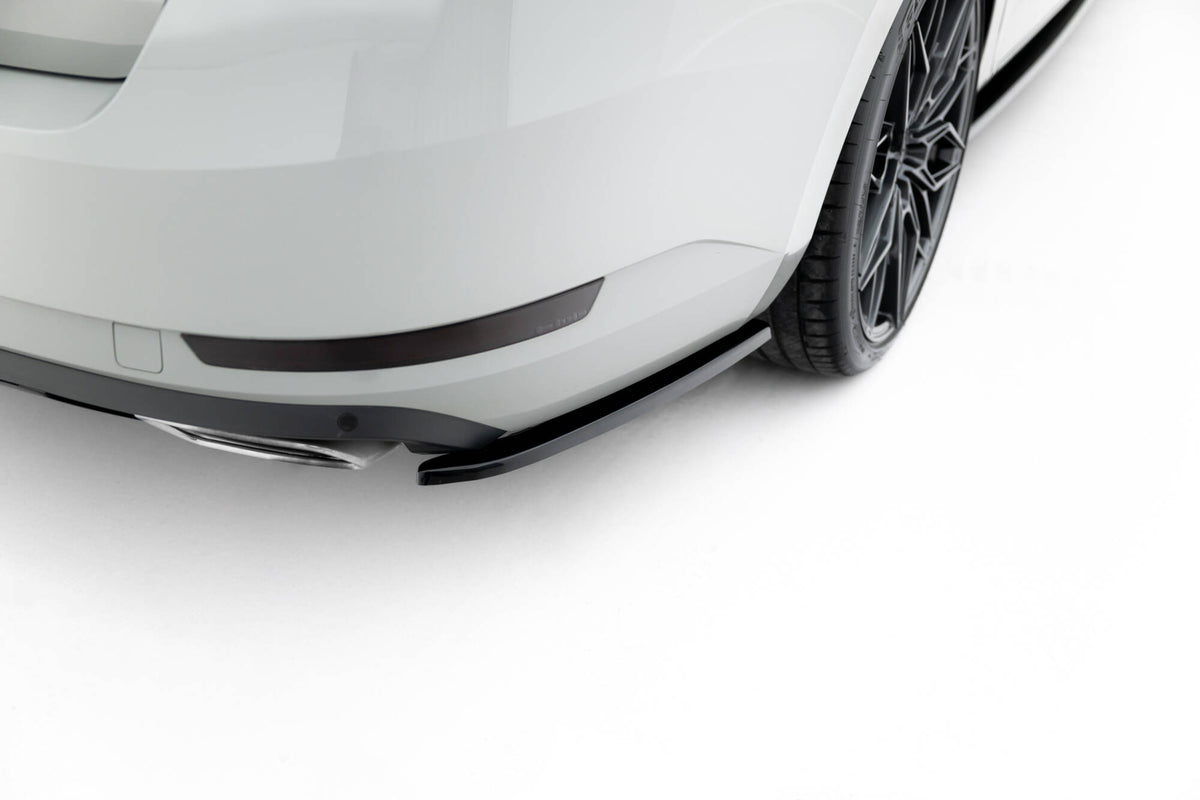 Sideflaps bak V.2 til Skoda Superb MK3 i sort finish sett ovenfra