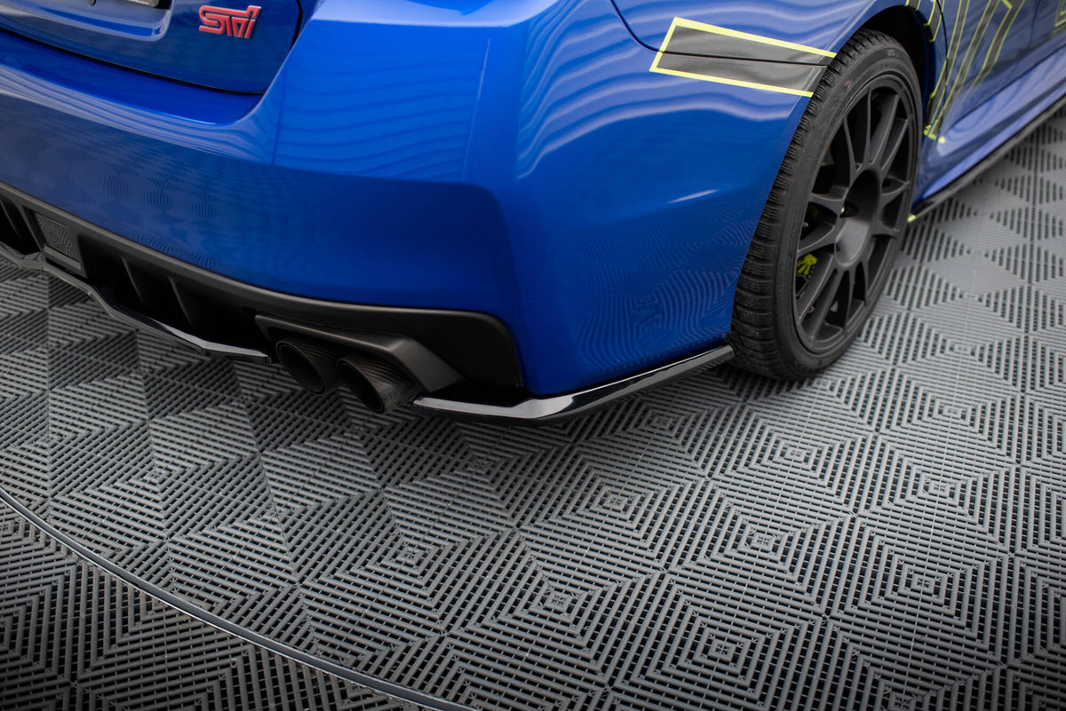 Bakre sideflaps V.2 for Subaru WRX STI MK1 sett ovenfra på sort bakgrunn