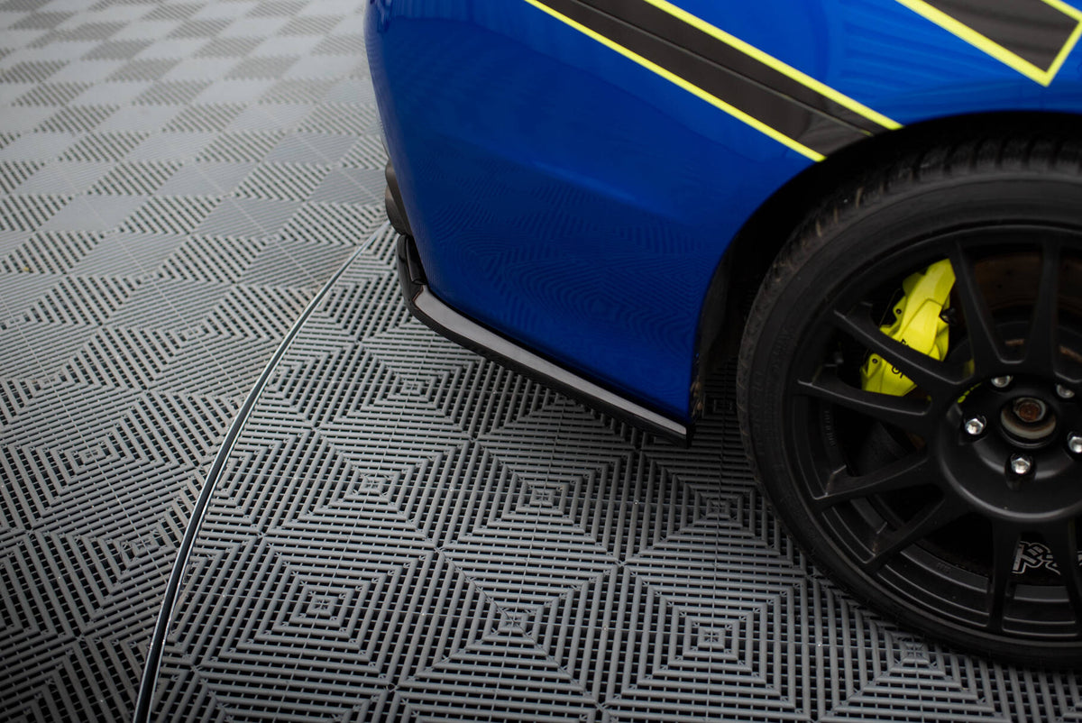 Sett med venstre og høyre sideflap bak til Subaru WRX STI MK1 lagt ved siden av hverandre