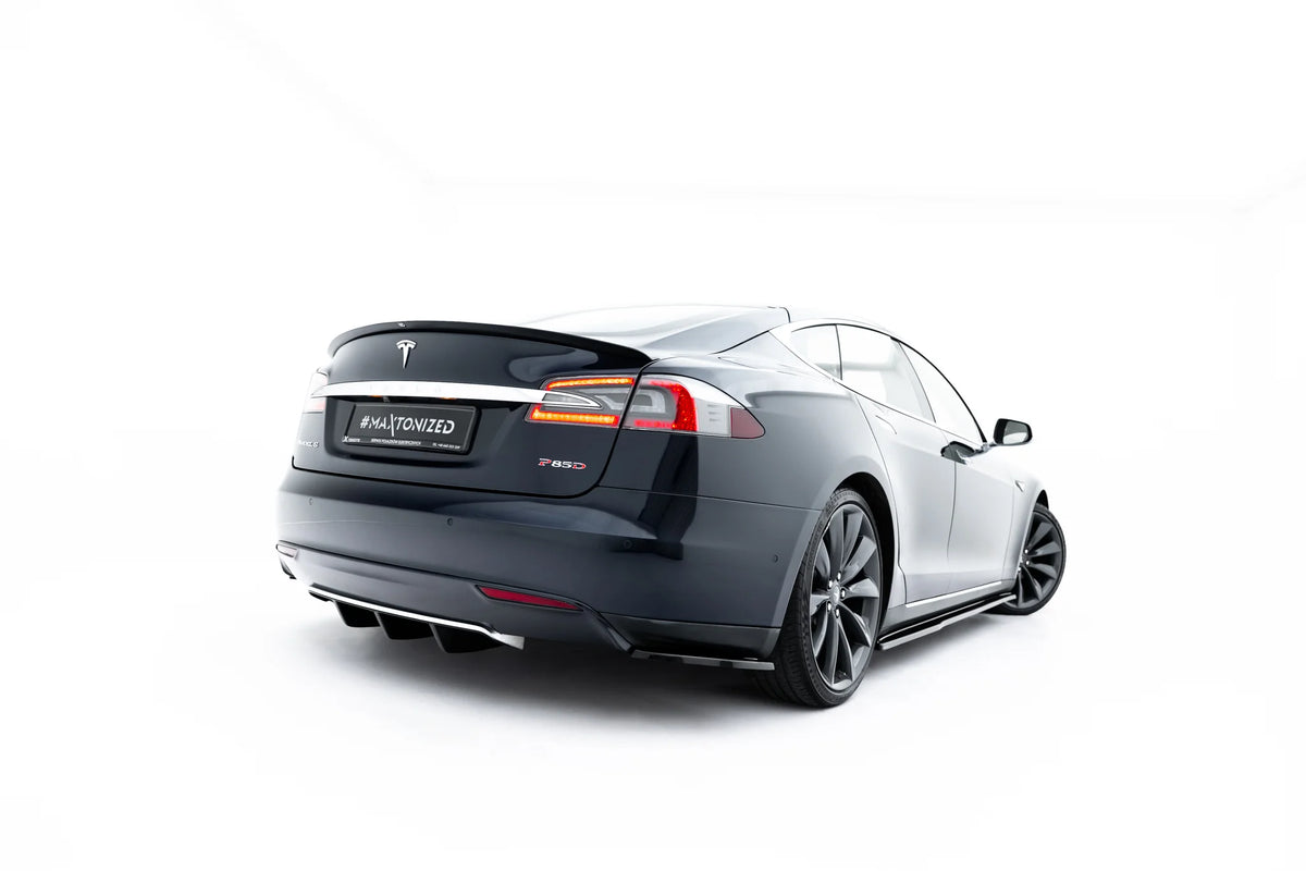Nærbilde av sidesplitter bak på bakfangeren til Tesla Model S Mk1
