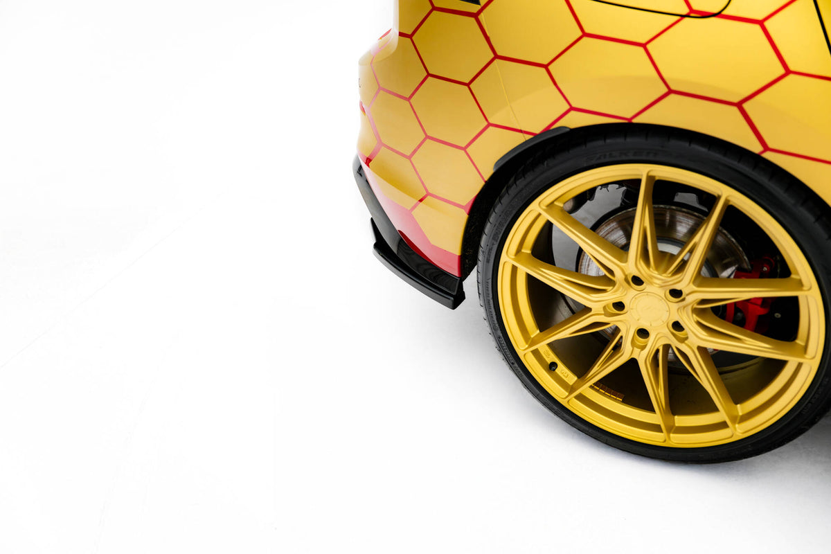 Nærbilde av sidesplitter bak til Golf GTI Clubsport Mk8 Facelift i blank sort finish