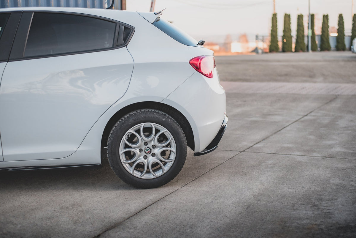Par med bakre sideflaps i ABS-plast til Giulietta med dekorstripe synlig