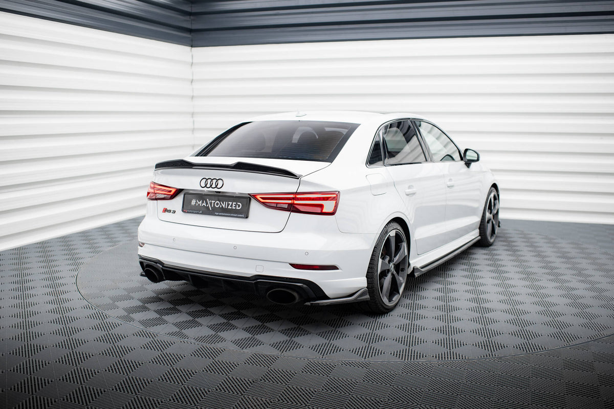 Bakre sidesplitter montert på Audi RS3 Sedan, skrå vinkel fra hjulbuen