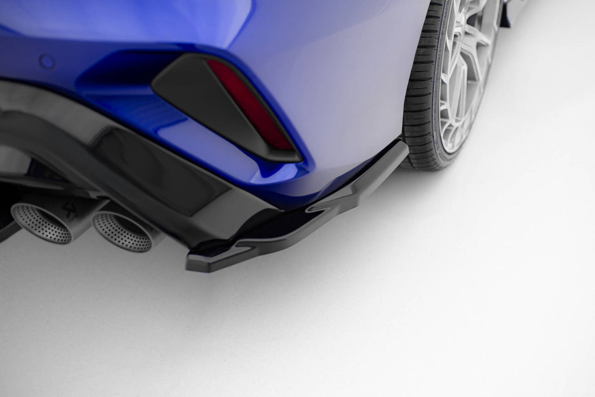 Sideflaps bak i sort finish montert på Audi S3 Sedan 8Y Facelift for et sporty utseende