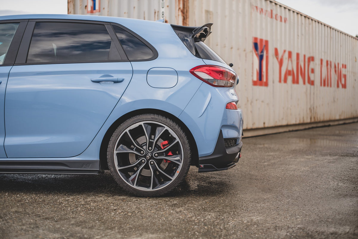 Maxton Design sidesplittere bak montert på Hyundai i30 N, skrå vinkel