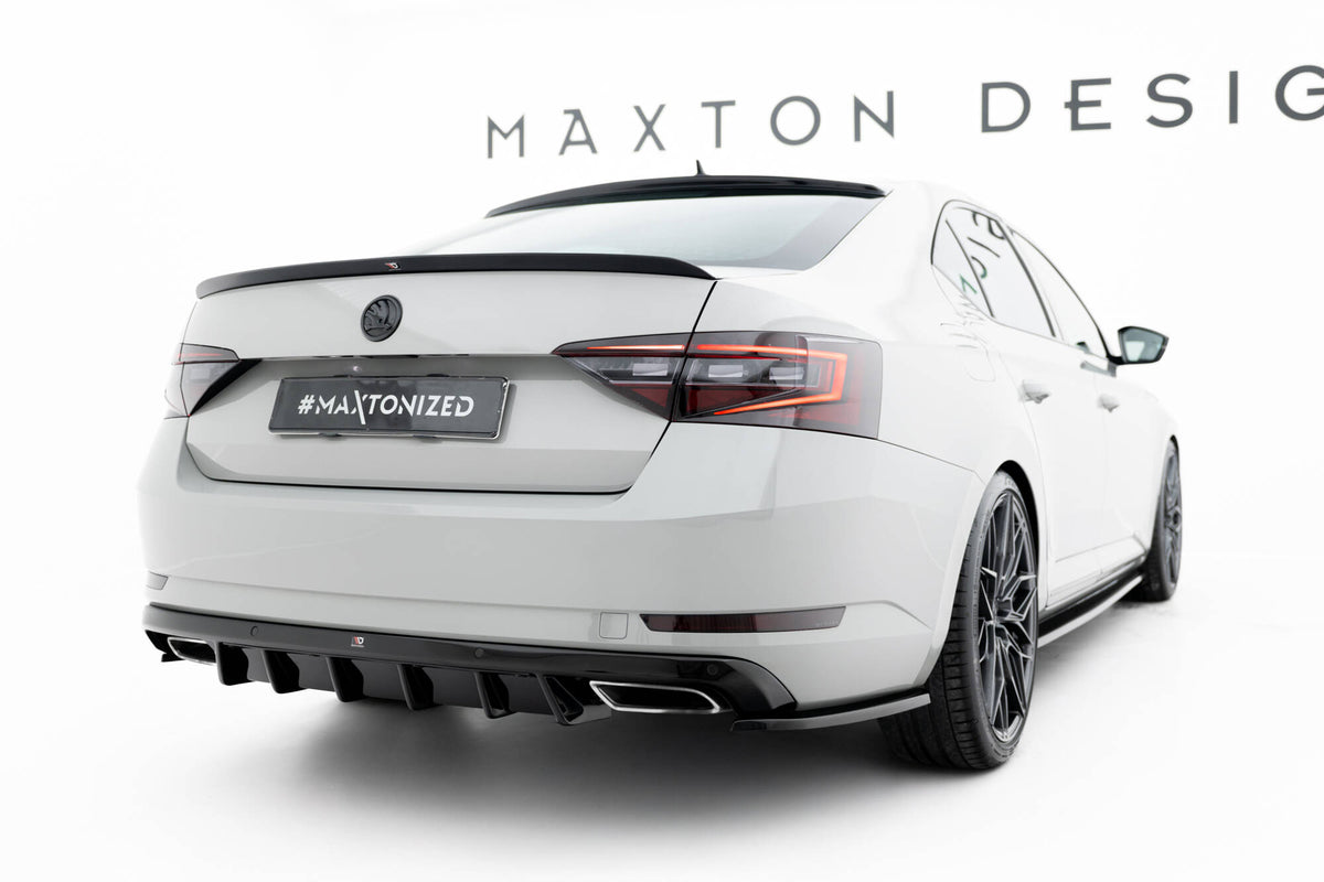 Bakre sidesplittere for Skoda Superb Liftback MK3, nærbilde av ABS-overflaten
