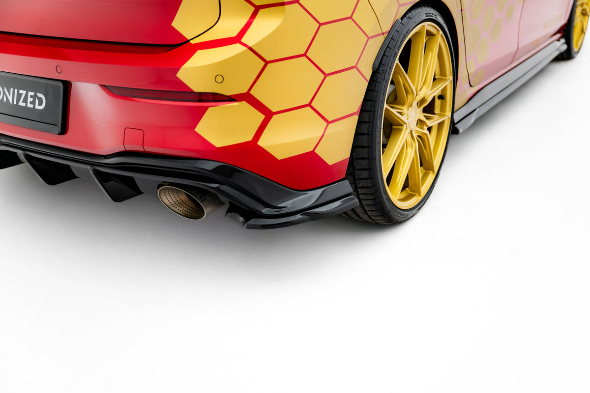 Bakre sideflaps V.3 til VW Golf 8 GTI Clubsport / GTI Facelift montert på sort VW Golf 8