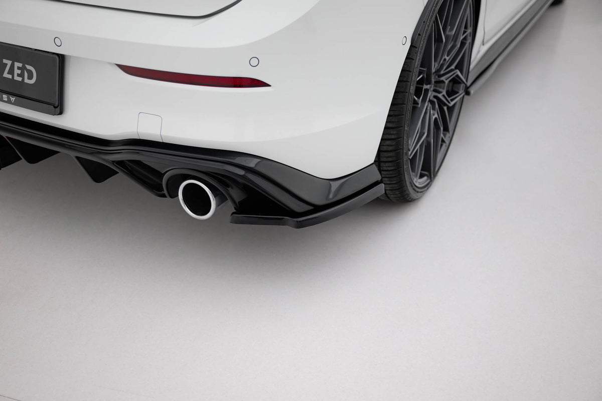 Bakre sideflaps V.3 til VW Golf 8 GTI montert på sort VW Golf 8