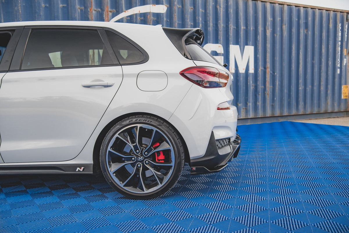 Bakre sidesplitter fra Maxton Design montert på Hyundai i30 N, nærbilde av høyre side