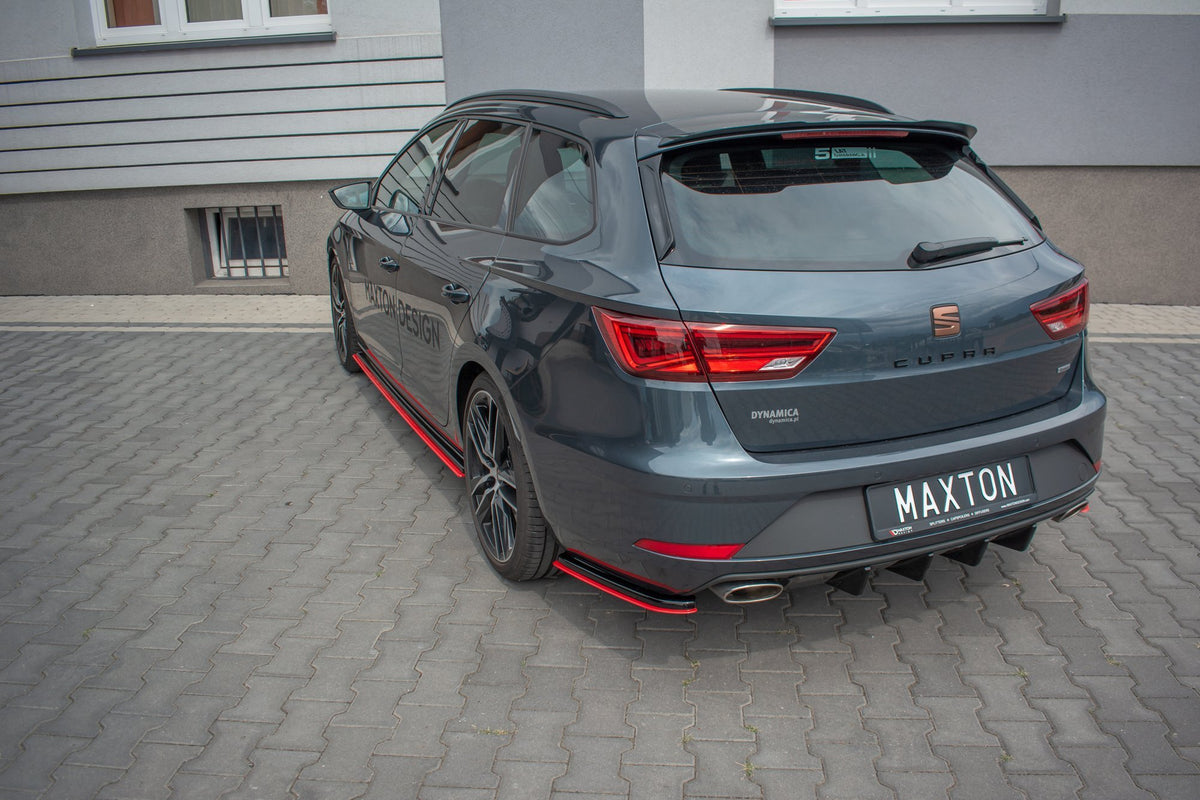 Maxton Design sideflap bak montert på Seat Leon Cupra Sportstourer i skrå vinkel