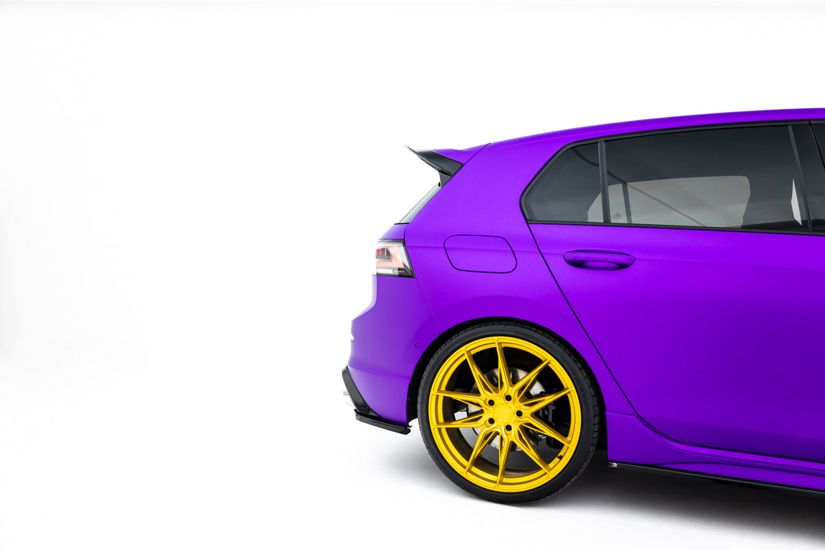 Nærbilde av Gloss Black sidesplitter bak fra Maxton Design til Golf R Mk8