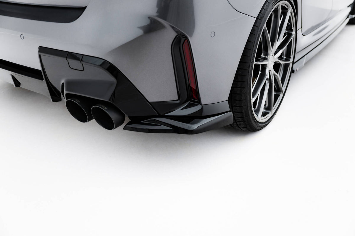 Sideflaps bak i sort ABS-plast for BMW M135I F70 fra Maxton Design sett fra siden