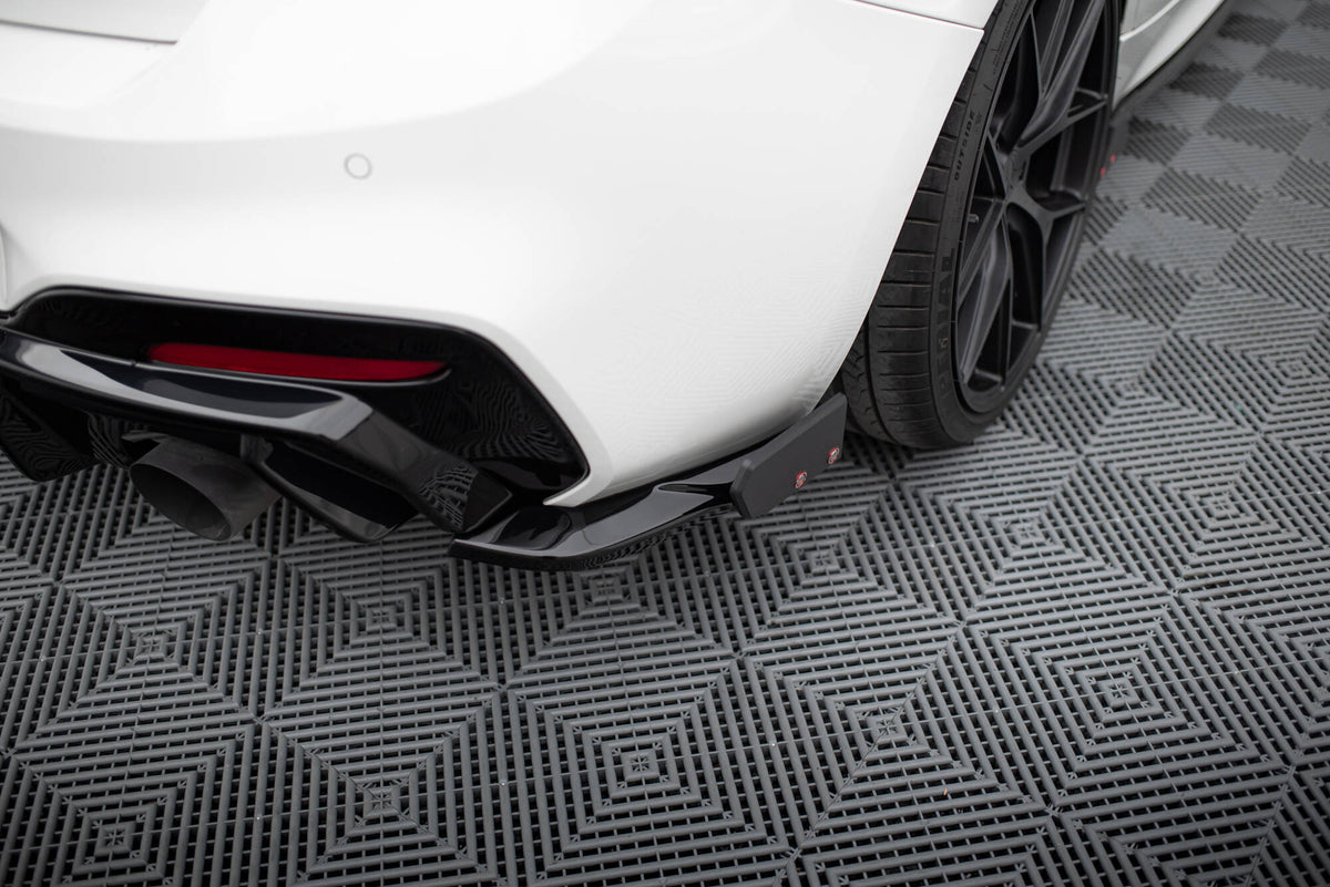 Bakre sideflaps i sort finish montert på BMW 1-serie F20 Facelift M-Pakke, sett fra siden