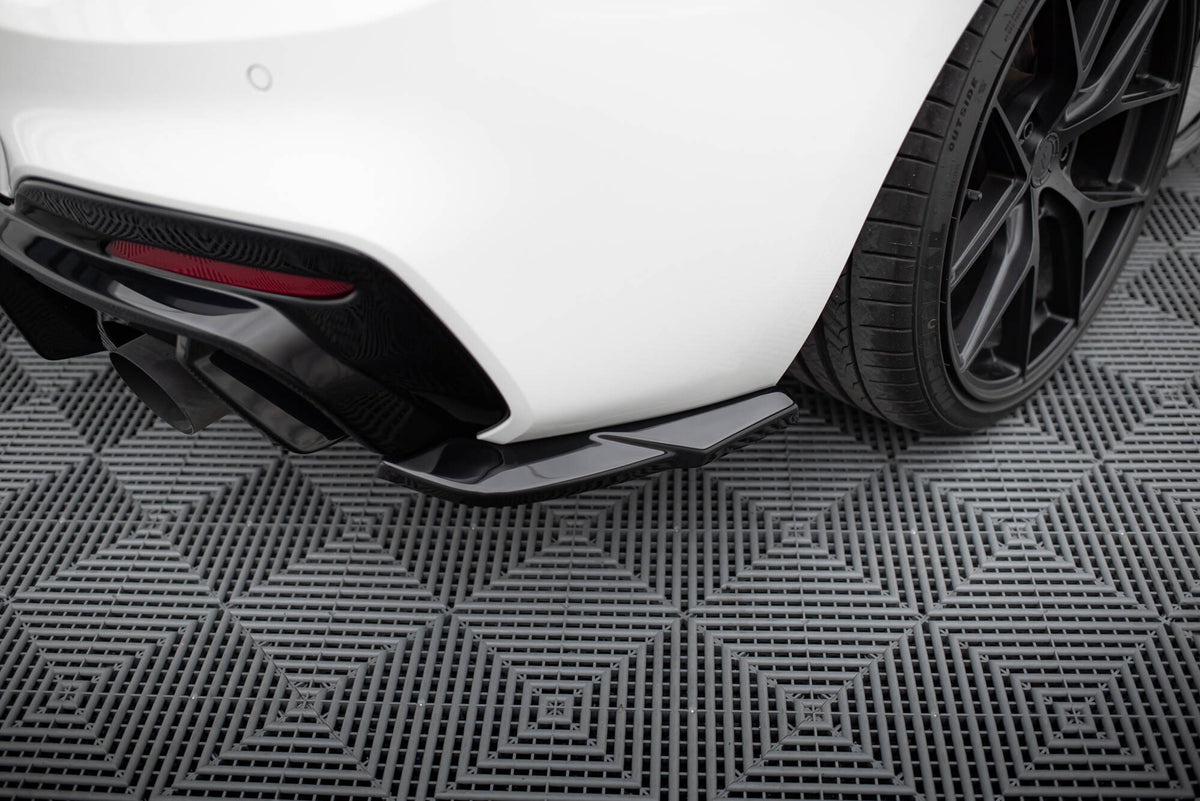 Sideflaps bak i sort for BMW 1 M-Pakke M140i F20 Facelift V.5 montert på støtfanger