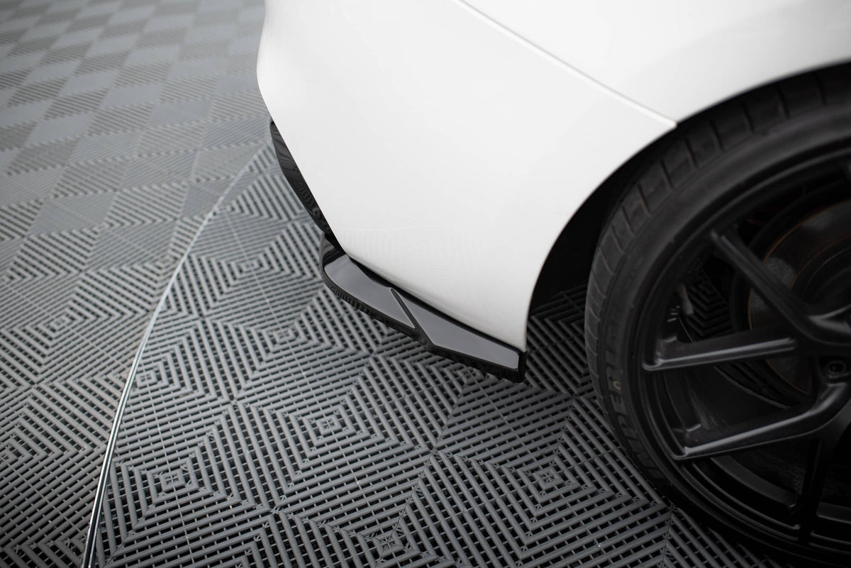 BMW M140i F20 Facelift med sideflaps bak V.5 sett fra skrått bakfra på venstre side