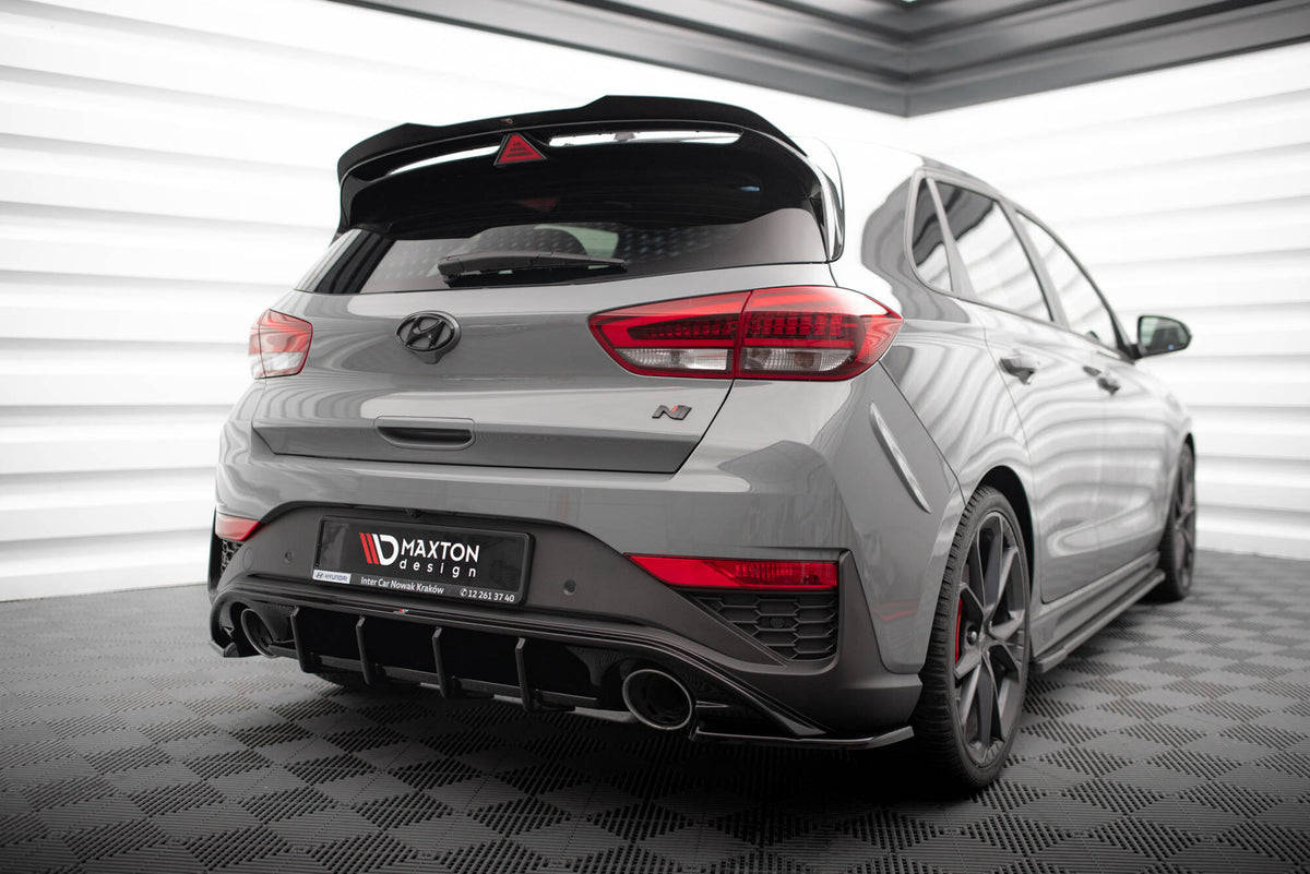 Sideflaps bak V.5 for Hyundai i30 N vist fra skrå vinkel i sort ABS-plast