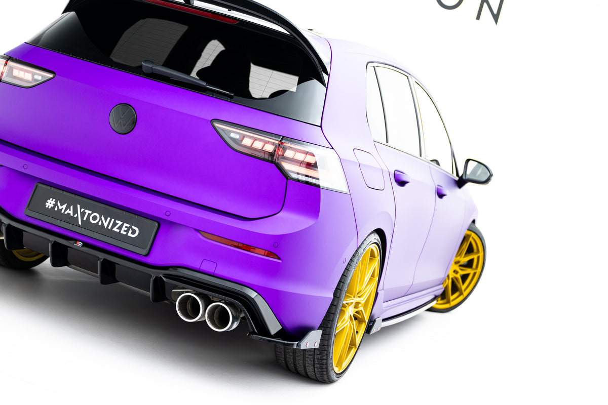 Bakre sideflaps V.6 til VW Golf 8 R Facelift montert på sort VW Golf 8
