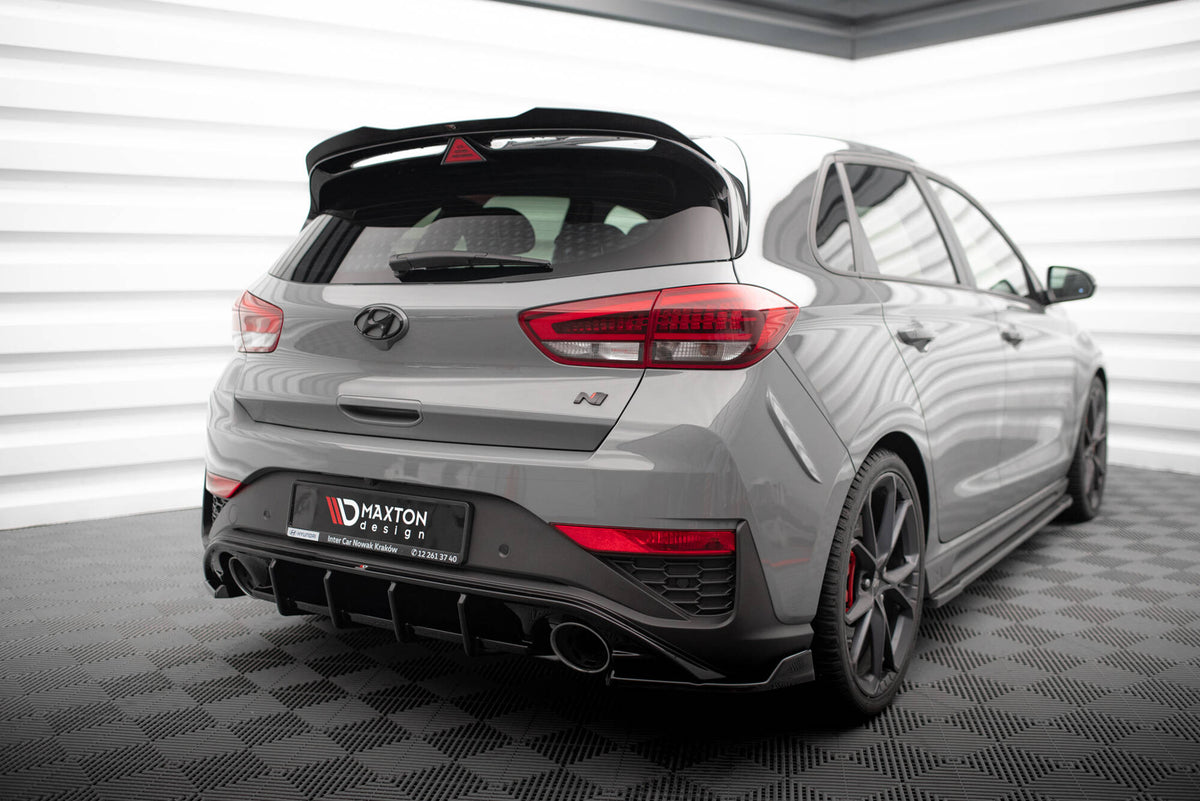 Bakre sideflap montert på Hyundai i30 N Hatchback i nærbilde