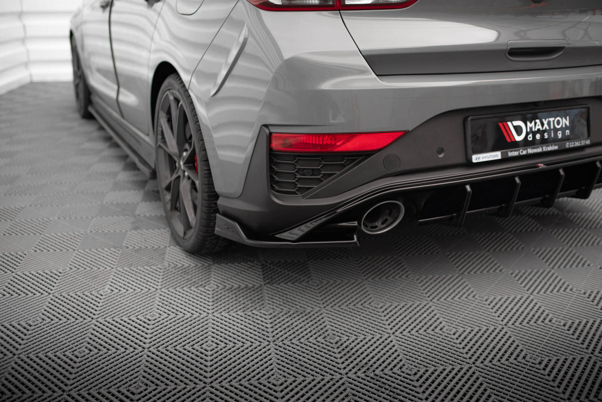 Sideflaps bak V.6 til Hyundai i30 N Facelift vist med begge deler forfra
