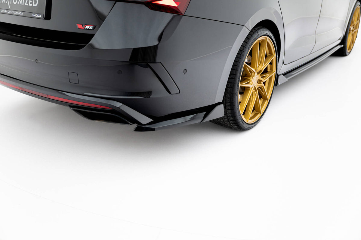 Sideflaps bak V.6 til Skoda Octavia RS MK4 vist forfra i svart finish