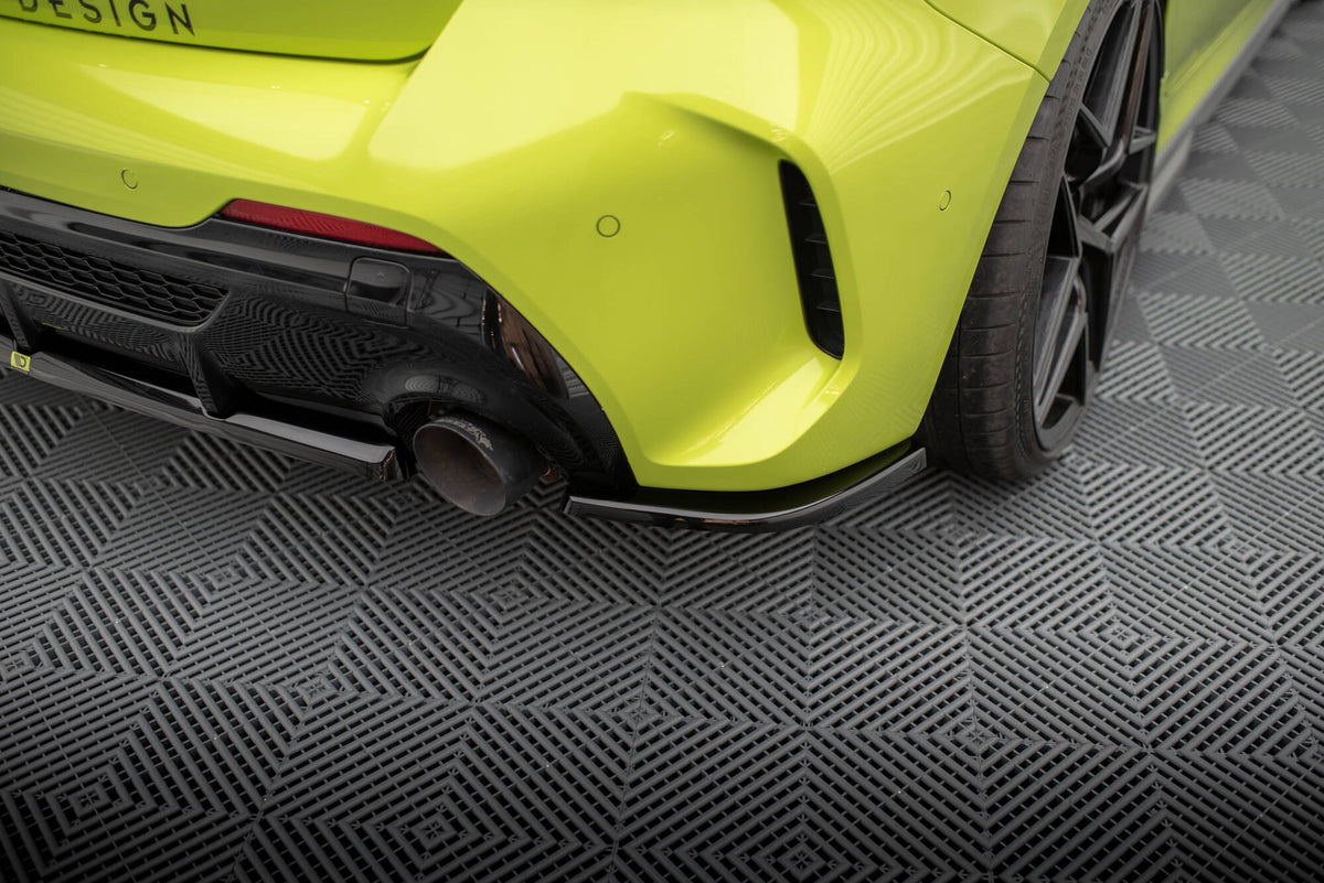 BMW 1 Serie F40 med bakre sideflaps V.7 i ABS-plast – skrått bakfra