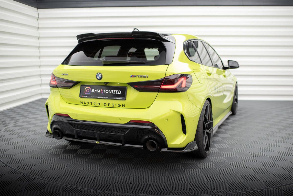 M-Maxton sideflaps bak V.9 til BMW M135i F40 – nærbilde av ABS-plast