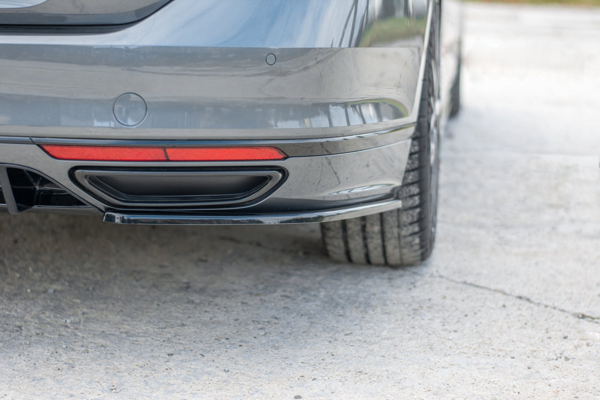 Bakre sideflaps til VW Passat R-Line B8 sett bakfra med sort strukturert finish