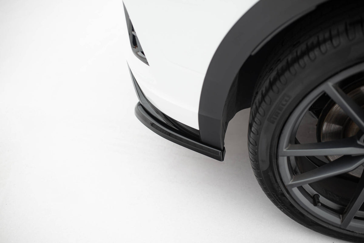 Sidesplitter bak montert på VW T-Roc R, skrå vinkel fra siden