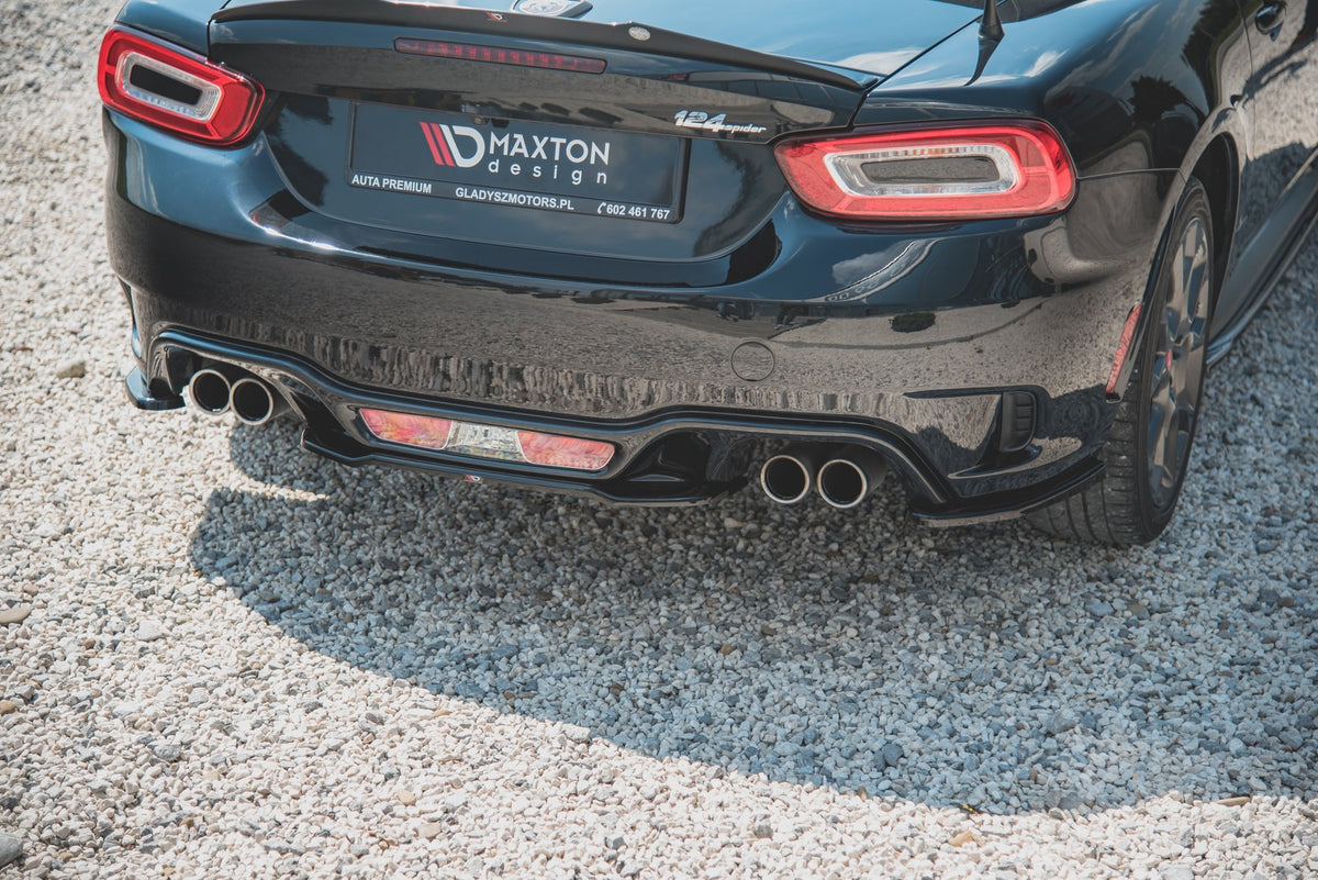 Bakre diffuser til Abarth 124 Spider i blank svart finish, sett bakfra