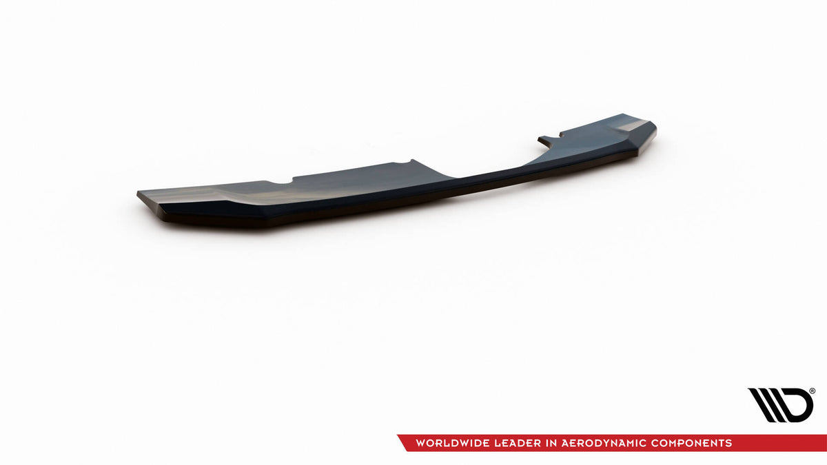 Detalj av baksplitter Audi RS6 C8 i Gloss Black ved diffuser