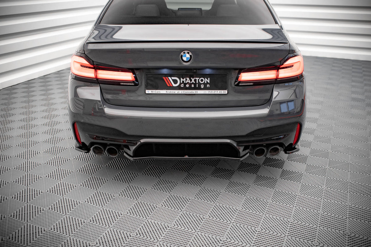 Diffuser BMW M5 F90 i matt svart finish, nærbilde av overflaten