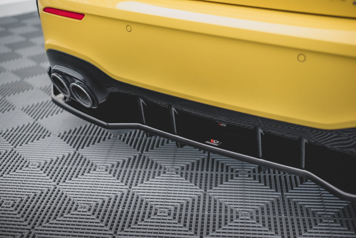 Bakre splitter i Racing Durability blank svart montert på Mercedes A 45 S W177